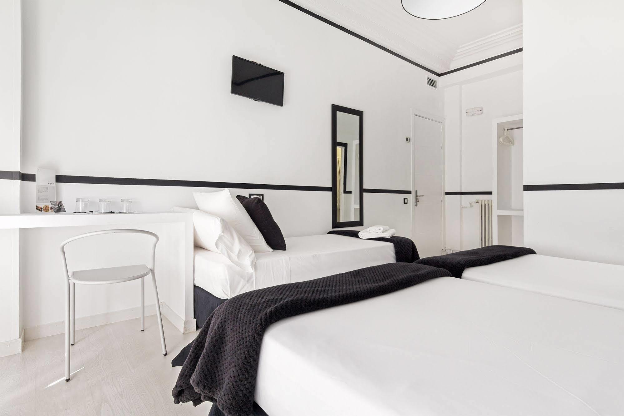 Gran Via 63 Rooms Madrid Bagian luar foto