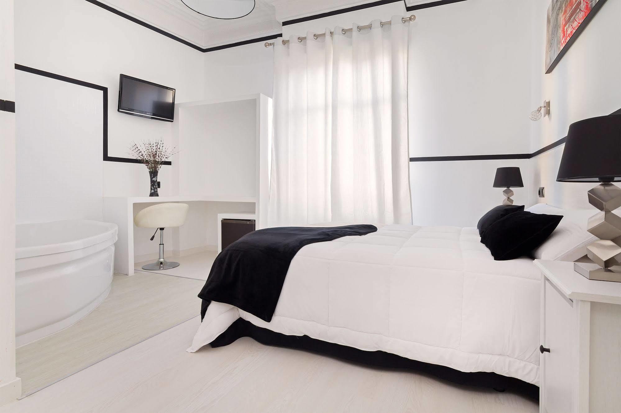 Gran Via 63 Rooms Madrid Bagian luar foto